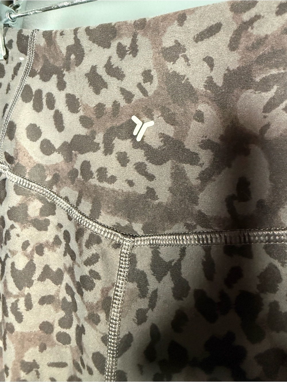 Old Navy Active Powersoft High-Rise Go-Dry Leggings | Girls Gray Leopard Print - Picture 6 of 7